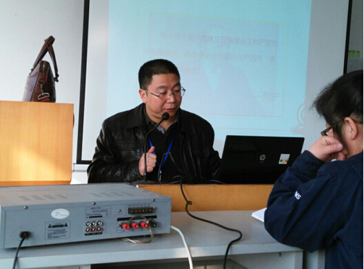 北京神州比杰定额标准技术研究中心主任王定祥正在授课